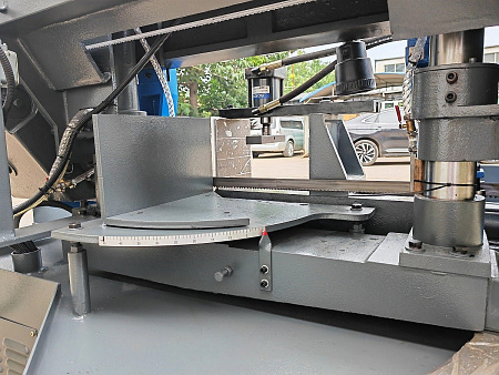 MetalTec BS 300 CZ ленточнопильный станок c поворотом пильного модуля под углом 45 - 90°